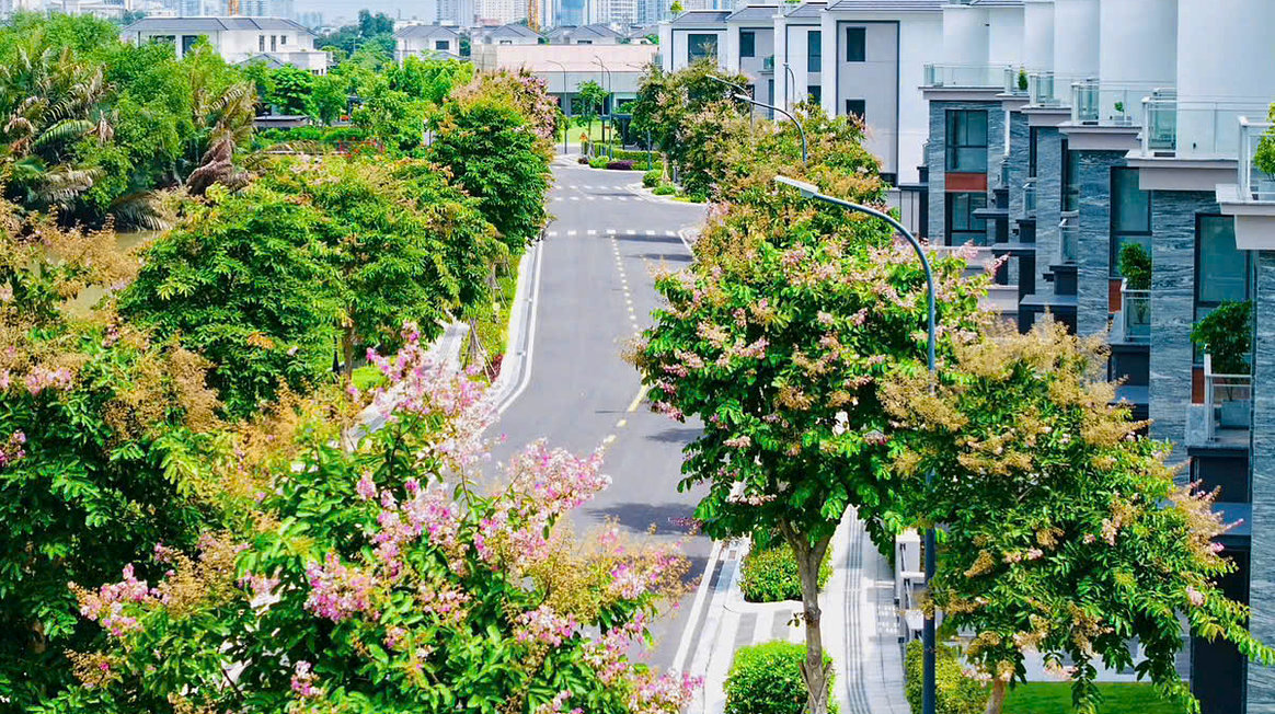 Đường nội khu rợp bóng cây xanh tại khu thấp tầng Gladia