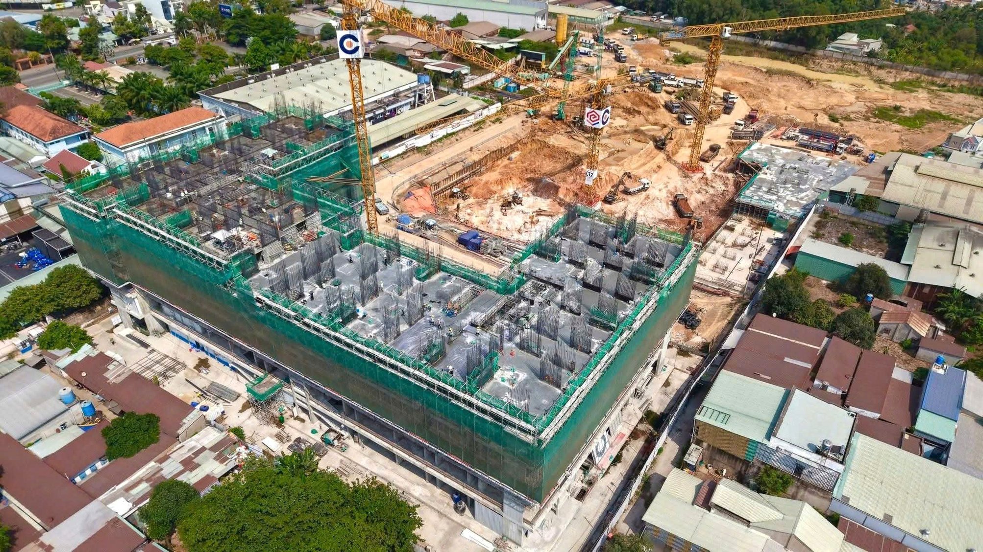 Tiến độ thi công Monrei Sài Gòn tháng 4/2026 - cẩu tháp công trường