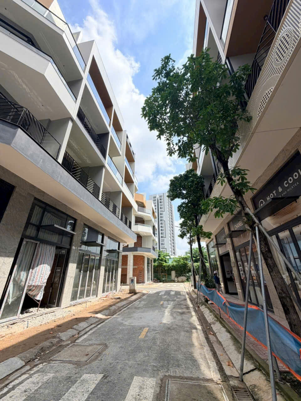 Đường nội khu giữa hai dãy shophouse The Sholi