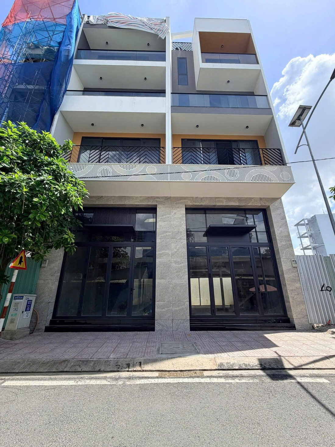 Mặt tiền căn shophouse The Sholi với cửa kính lớn